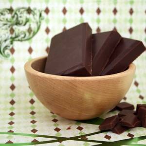 Illustration of chocolate bar pieces in a bowl