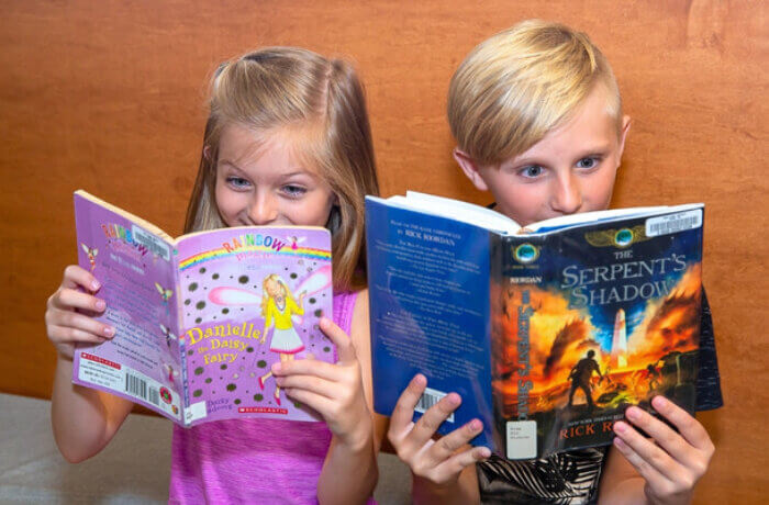 siblings reading chapter books together