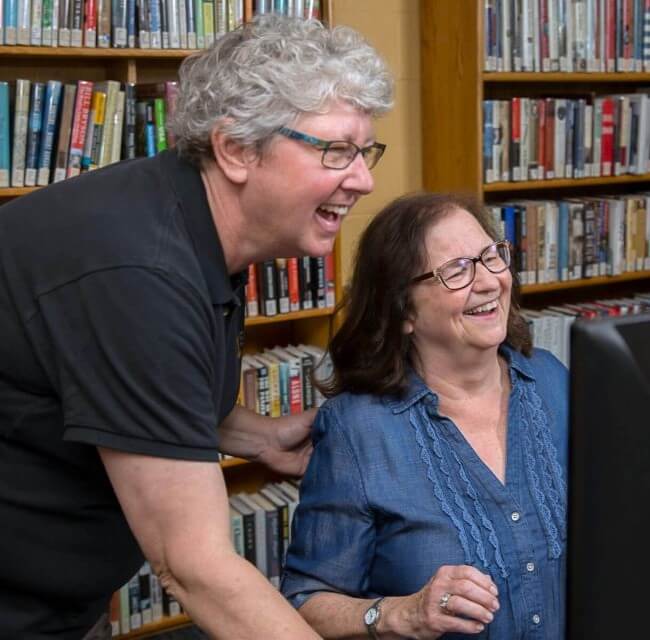 library staff member helping a member on the computer