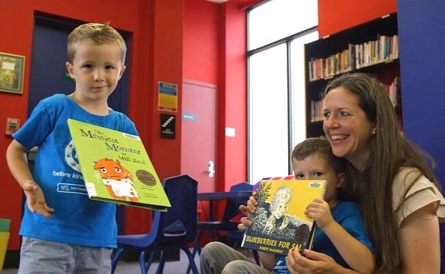 mother-and-children-read-together-at-guthrie-library